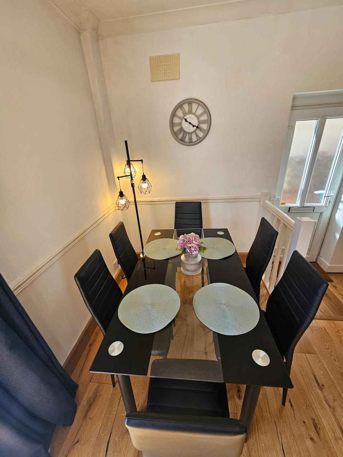 Holiday home Sunny With Bbq & Outdoor Seating *